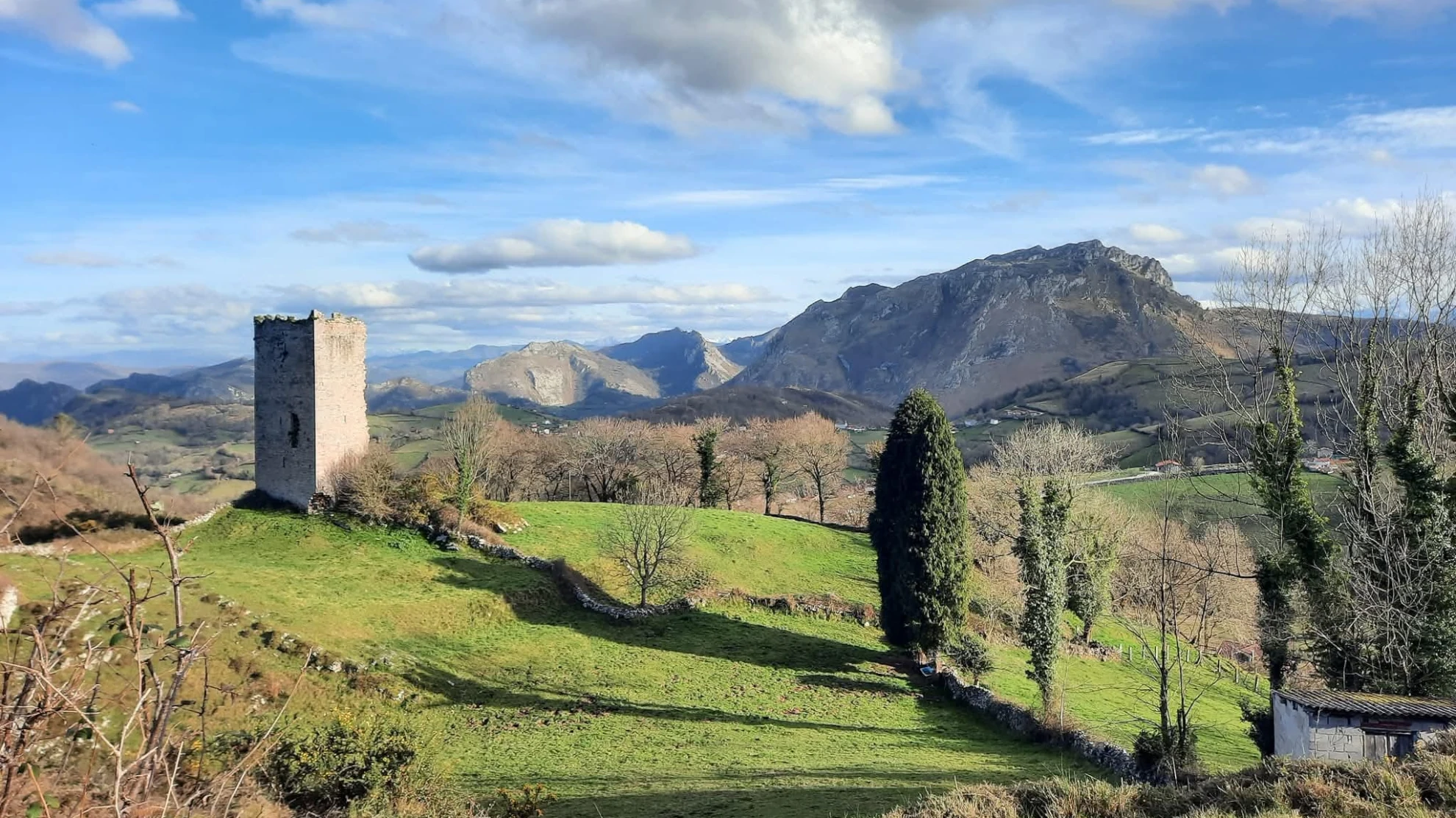 Lee más sobre el artículo Torreón de Peñerudes, qué hacer cerca del Restaurante el Angleiru